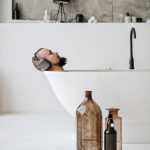 Kąpiel w łazience w stylu loft